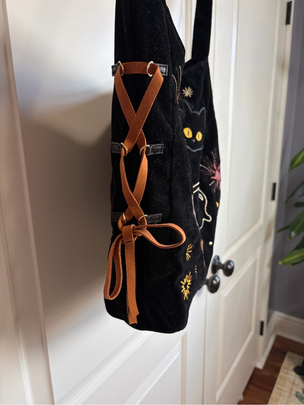 🌙Her Universe Disney Hocus Pocus Icons Velvet Embroidered Crossbody Bag - Picture 4 of 13